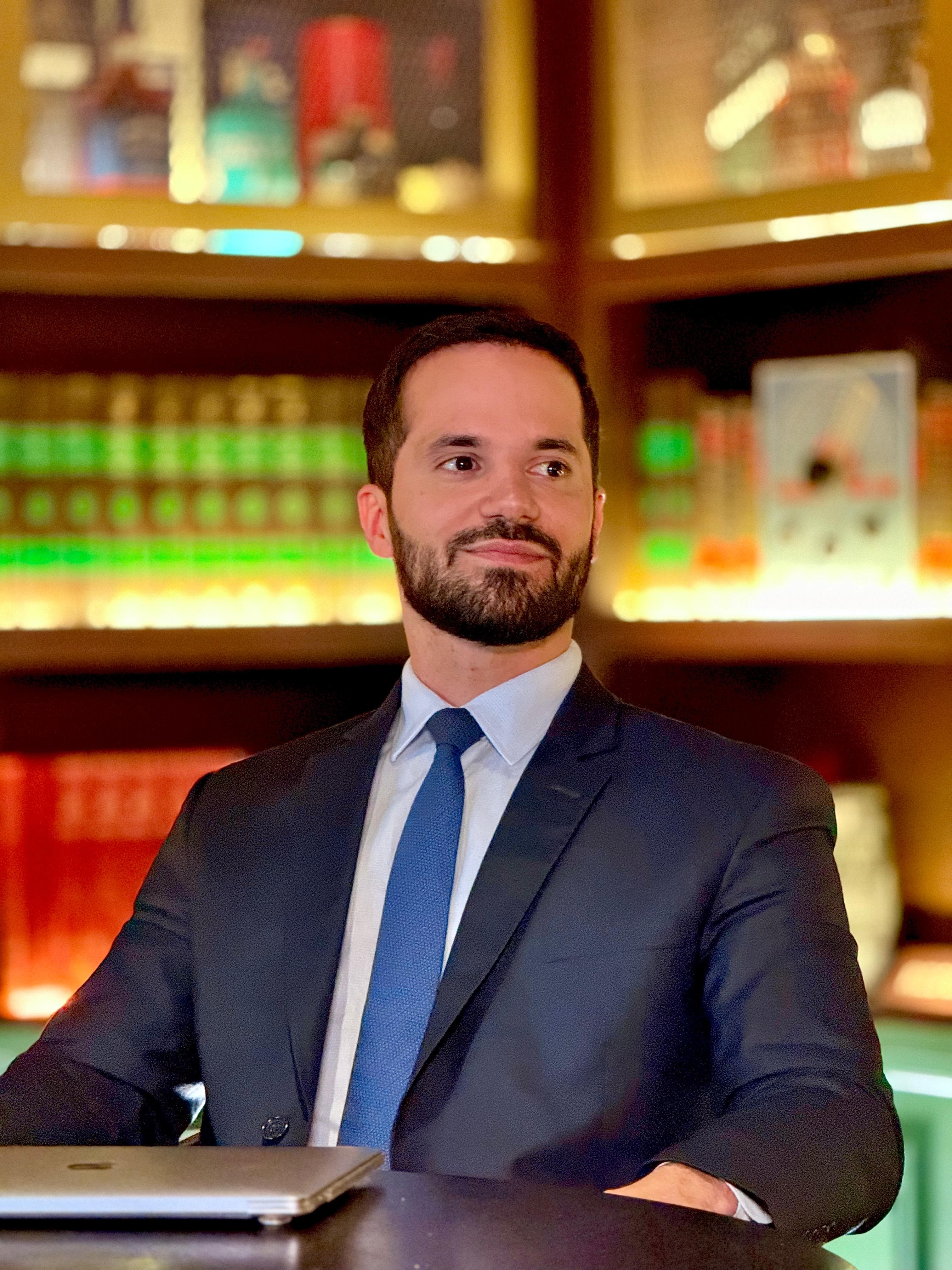 Dr. Marco Antônio M. Oliveira Background